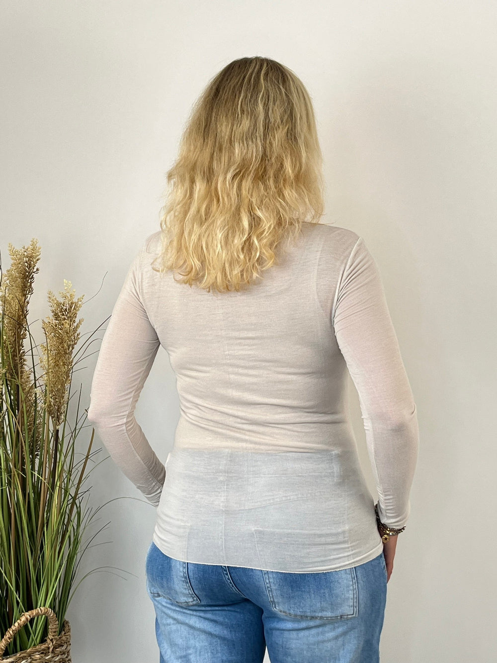 Hellbeiges Cashmere-Shirt mit Rundhalsausschnitt, Rückansicht