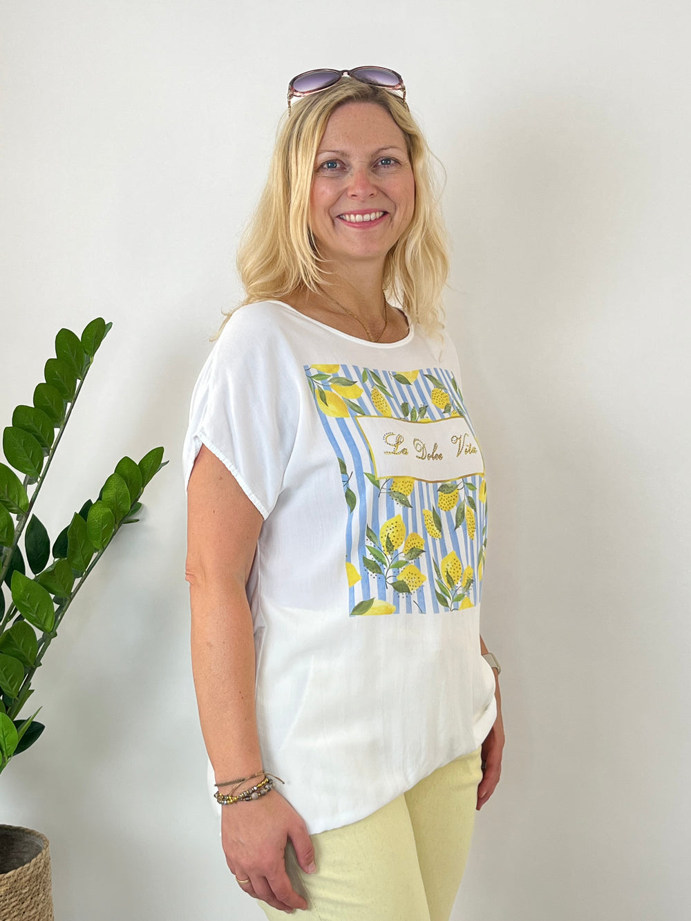 Shirt „Dolce Vita“ mit Glitzersteinchen, hellblau von Bella Vita - Mode & Lifestyle