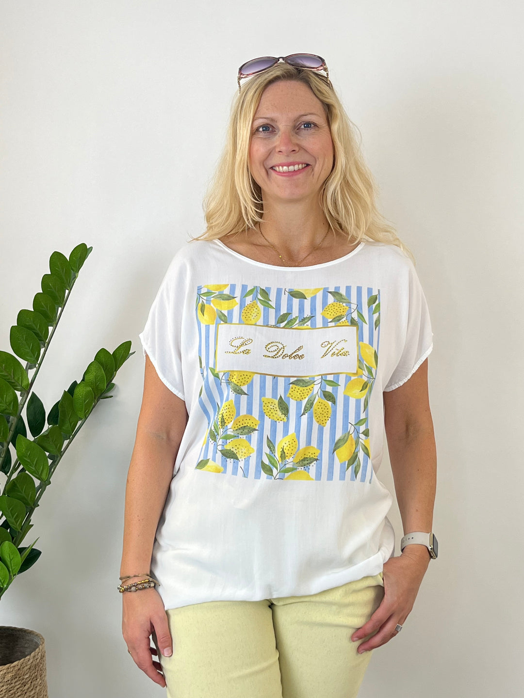 Shirt „Dolce Vita“ mit Glitzersteinchen, hellblau von Bella Vita - Mode &amp; Lifestyle