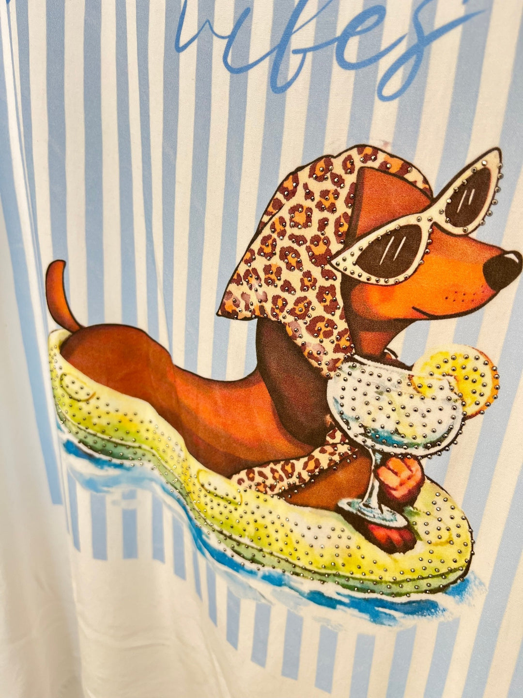 Shirt „Summer Vibes Dackel“ mit Glitzersteinchen, hellblau von Bella Vita - Mode &amp; Lifestyle