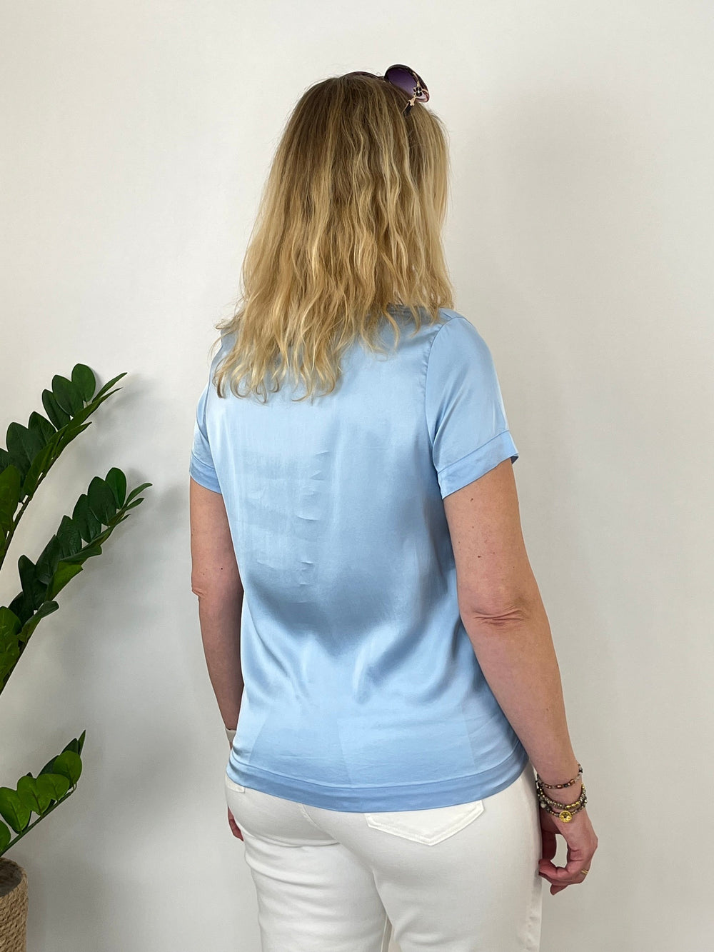 Shirt aus Glanzware, hellblau von Bella Vita - Mode & Lifestyle
