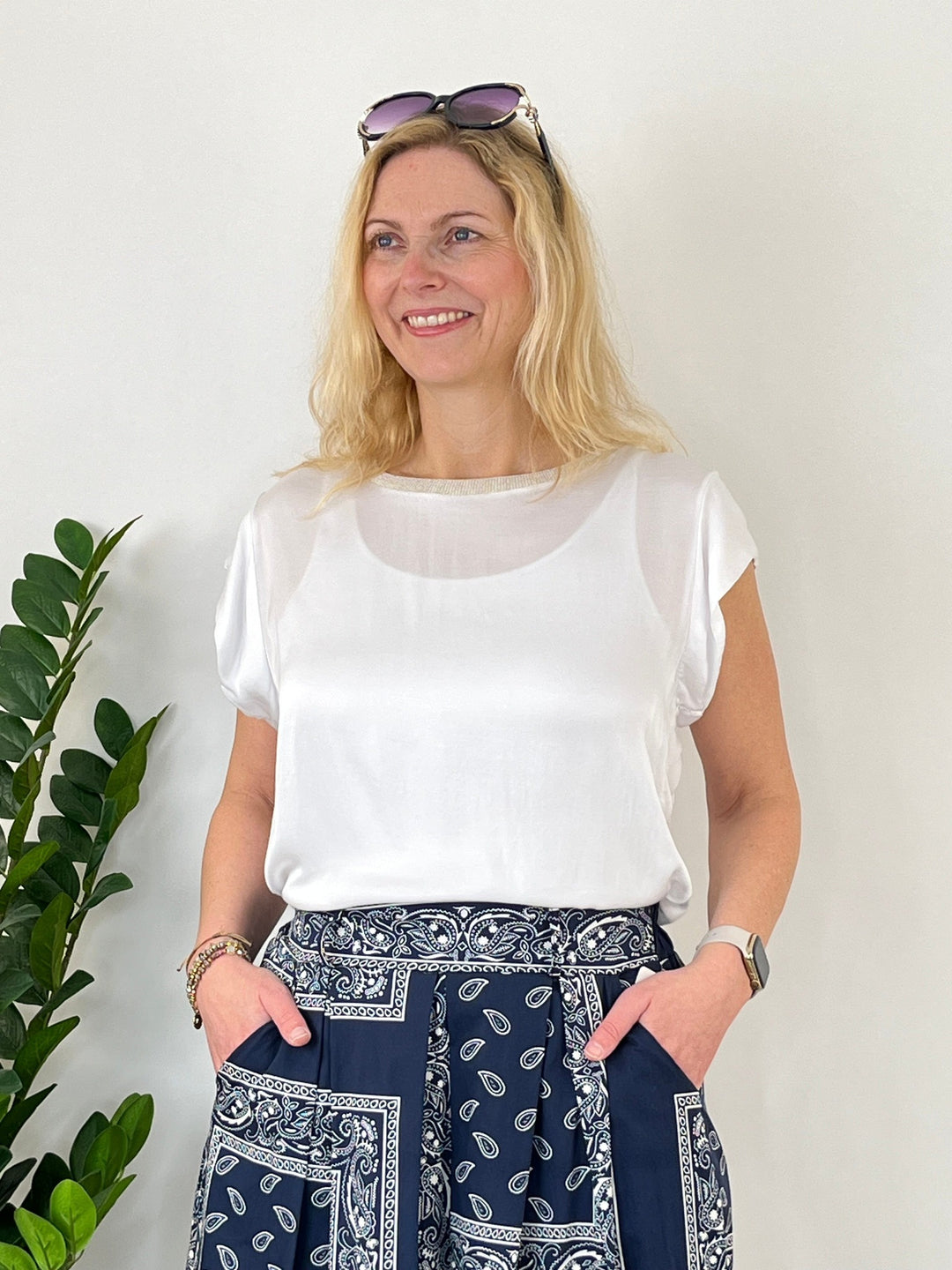 Shirt aus Glanzware mit Rundhals und Glitzerkante, weiß von Bella Vita - Mode & Lifestyle
