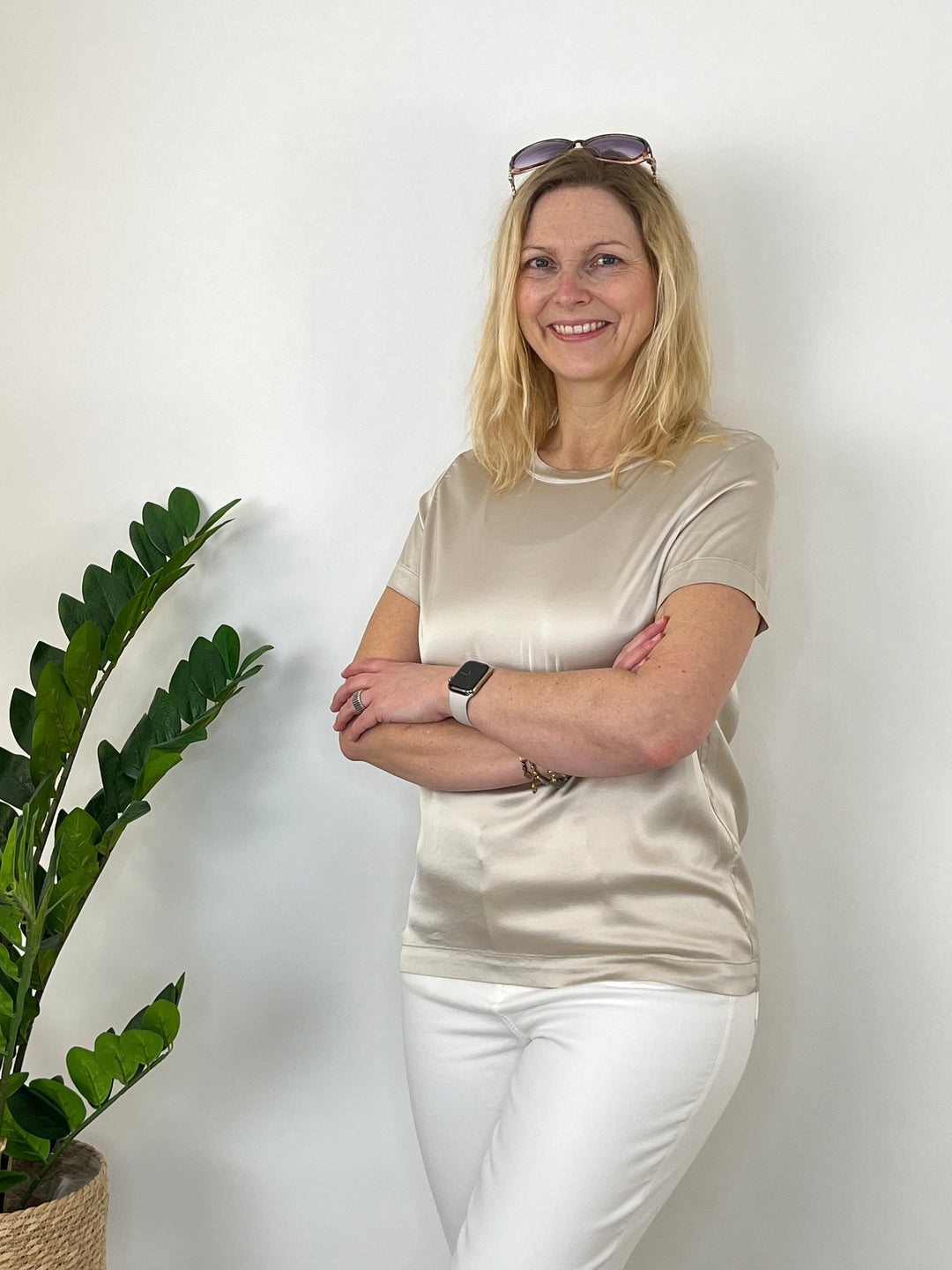 Shirt aus Glanzware, stein von Bella Vita - Mode & Lifestyle