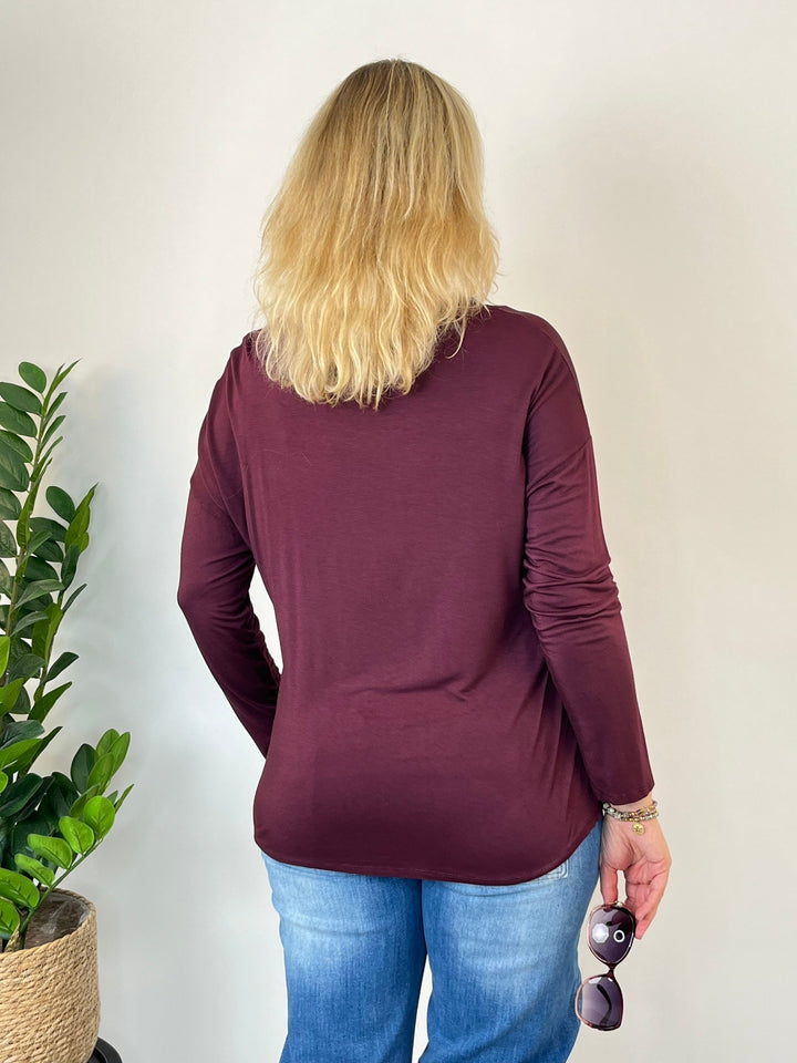 Bordeaux Top mit V-Ausschnitt im lässigen Alltags-Look getragen