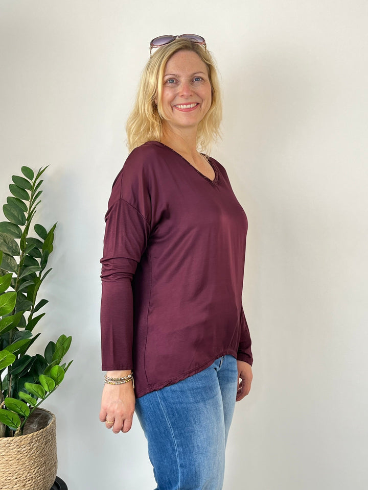 Bordeaux Damen-Shirt mit abgerundetem Saum und Seidenoptik