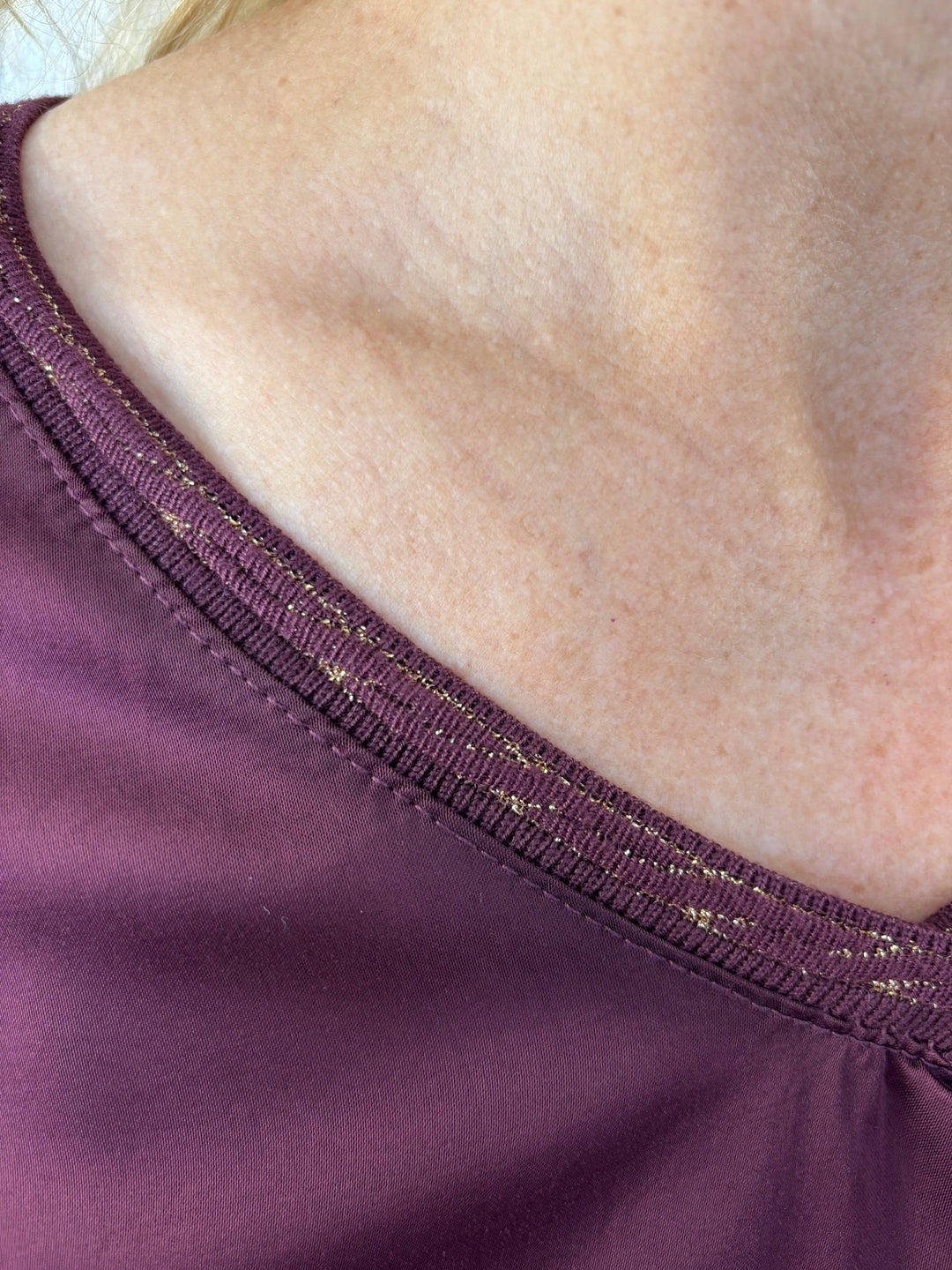 Bordeaux Shirt mit Seideffekt und glitzerndem Ausschnitt Detail