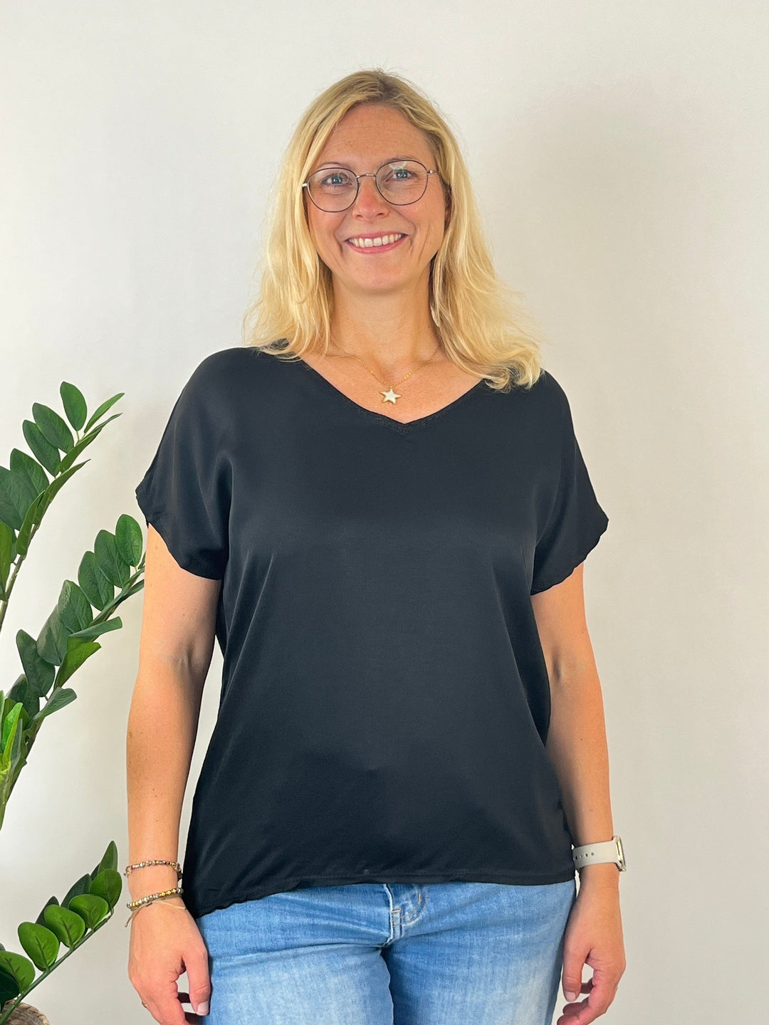 Shirt mit Seidenanteil, V-Ausschnitt Schwarz One Size von Bella Vita - Mode &amp; Lifestyle