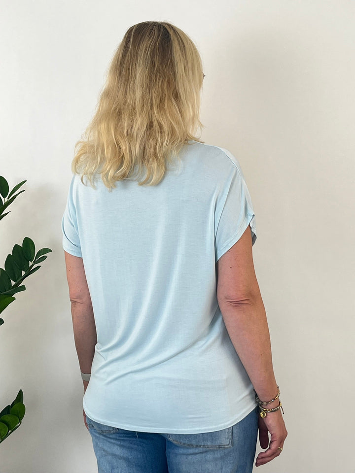 Shirt mit Seidenanteil, V-Ausschnitt, hellblau von Bella Vita - Mode &amp; Lifestyle