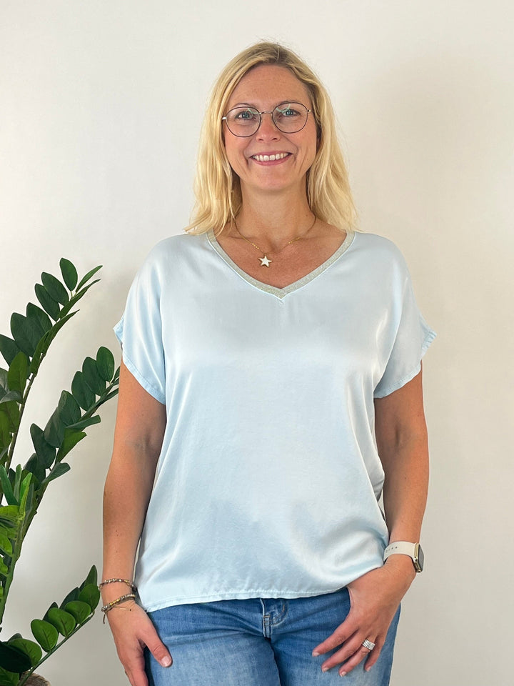 Shirt mit Seidenanteil, V-Ausschnitt, hellblau von Bella Vita - Mode &amp; Lifestyle