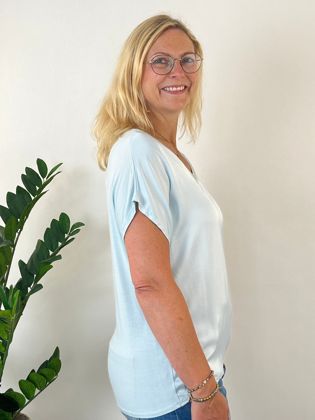 Shirt mit Seidenanteil, V-Ausschnitt, hellblau von Bella Vita - Mode &amp; Lifestyle