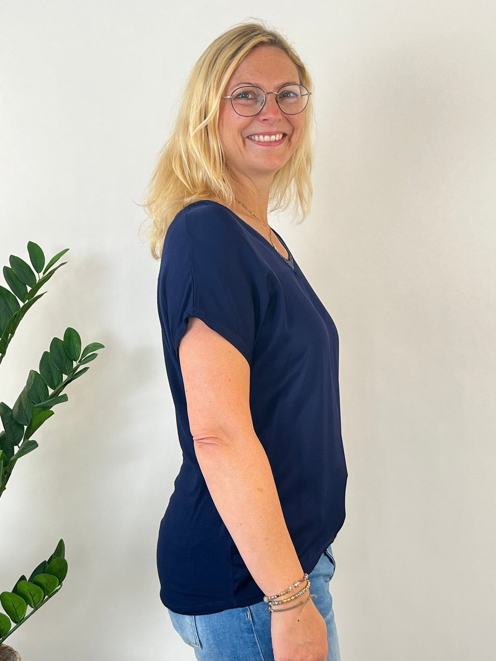 Shirt mit Seidenanteil, V-Ausschnitt, marine von Bella Vita - Mode & Lifestyle