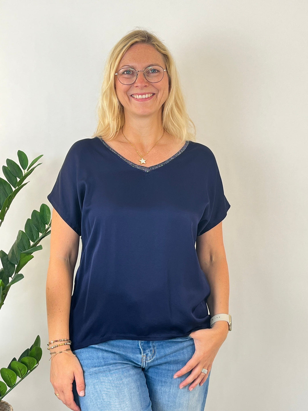 Shirt mit Seidenanteil, V-Ausschnitt, marine von Bella Vita - Mode & Lifestyle