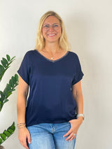 Shirt mit Seidenanteil, V-Ausschnitt, marine von Bella Vita - Mode & Lifestyle
