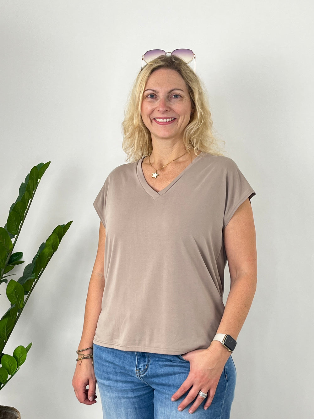 Shirt mit V-Ausschnitt, taupe von Bella Vita - Mode & Lifestyle