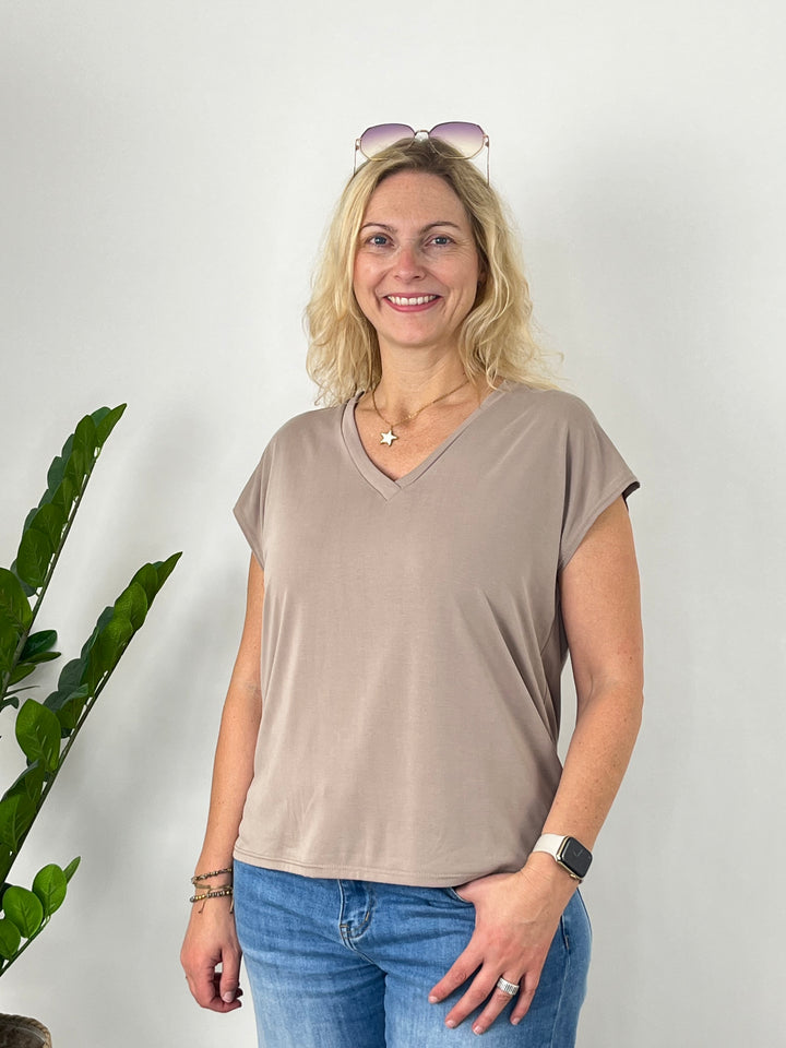 Shirt mit V-Ausschnitt, taupe von Bella Vita - Mode &amp; Lifestyle