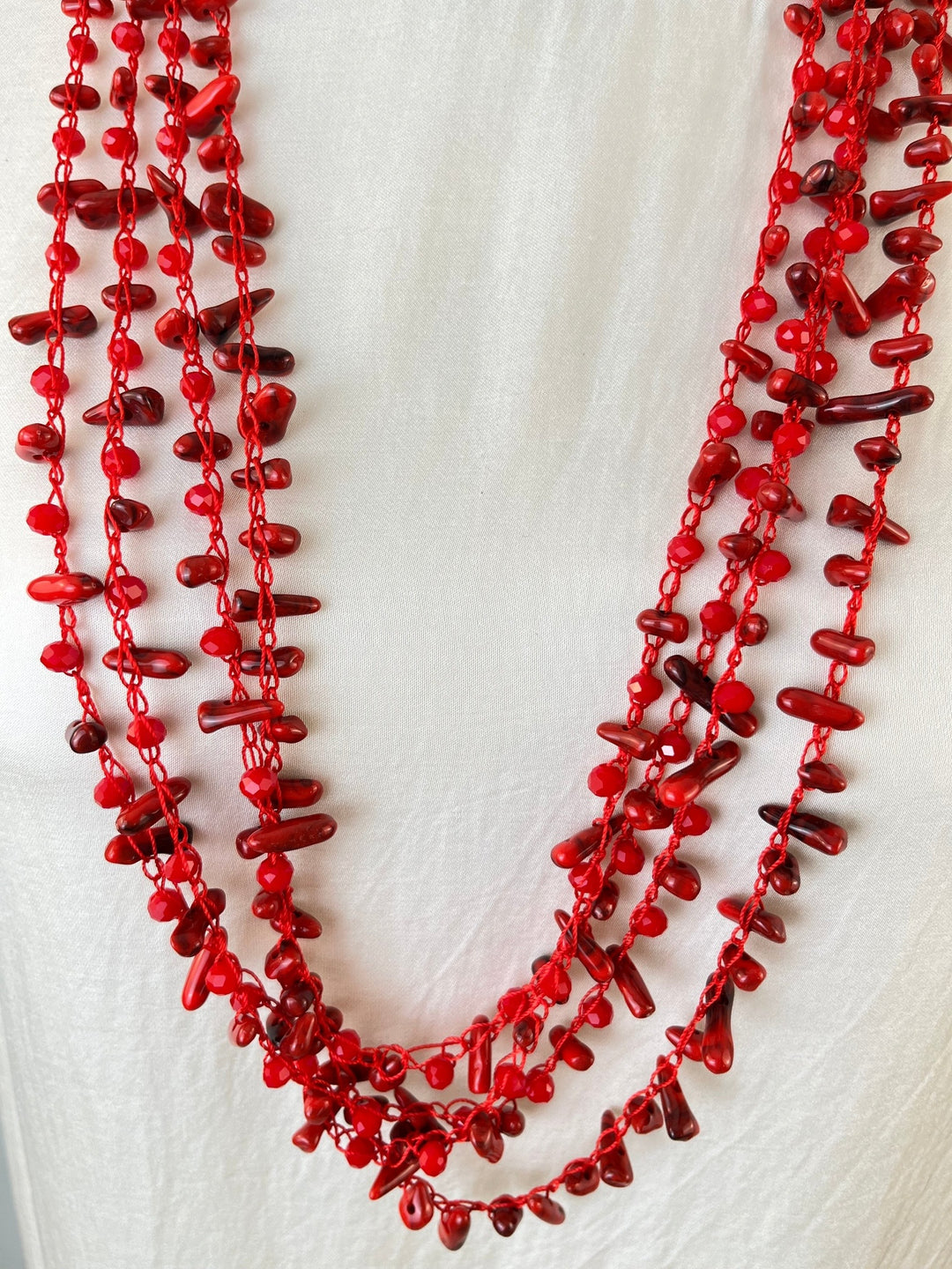 Statementkette Red Layers, rot von Bella Vita - Mode &amp; Lifestyle