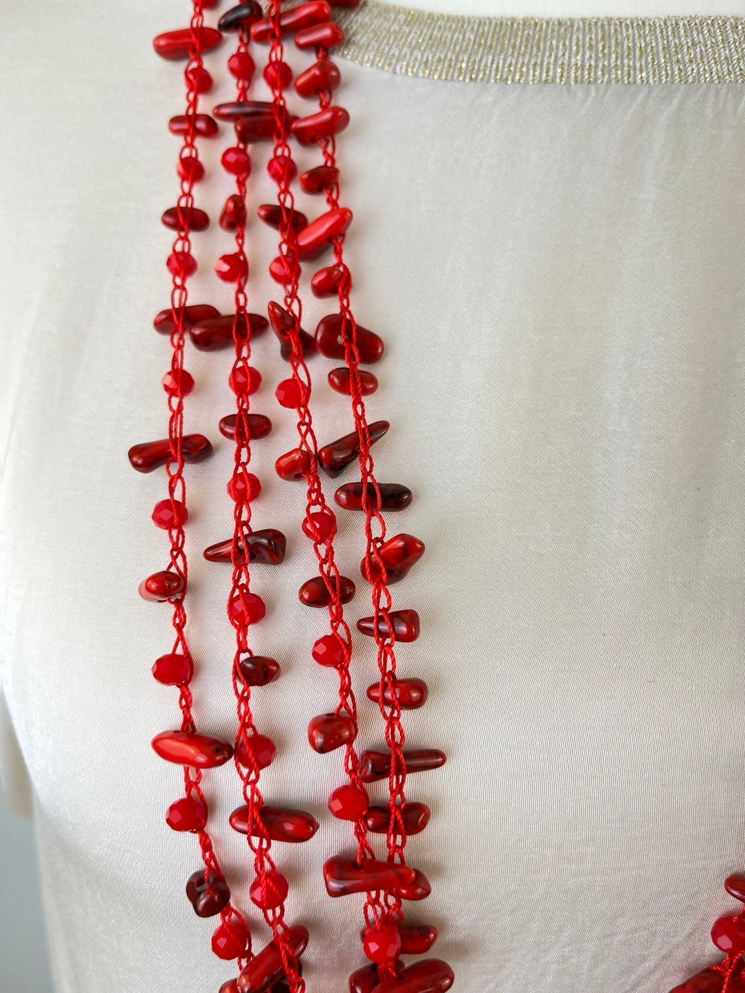 Statementkette Red Layers, rot von Bella Vita - Mode &amp; Lifestyle