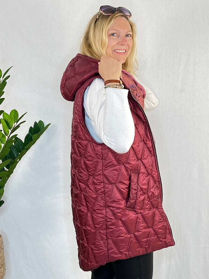 Steppweste in langer Form mit Kapuze, bordeaux von Bella Vita - Mode &amp; Lifestyle