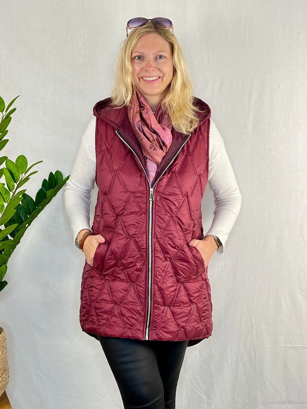 Steppweste in langer Form mit Kapuze, bordeaux von Bella Vita - Mode & Lifestyle
