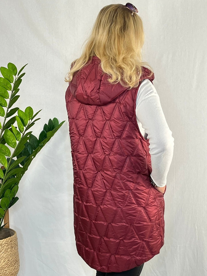 Steppweste in langer Form mit Kapuze, bordeaux von Bella Vita - Mode &amp; Lifestyle