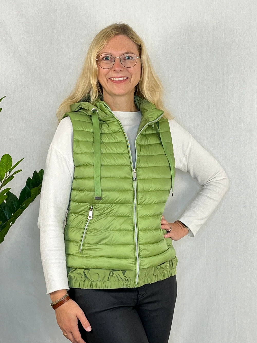 Steppweste mit Kapuze, grün von Bella Vita - Mode & Lifestyle