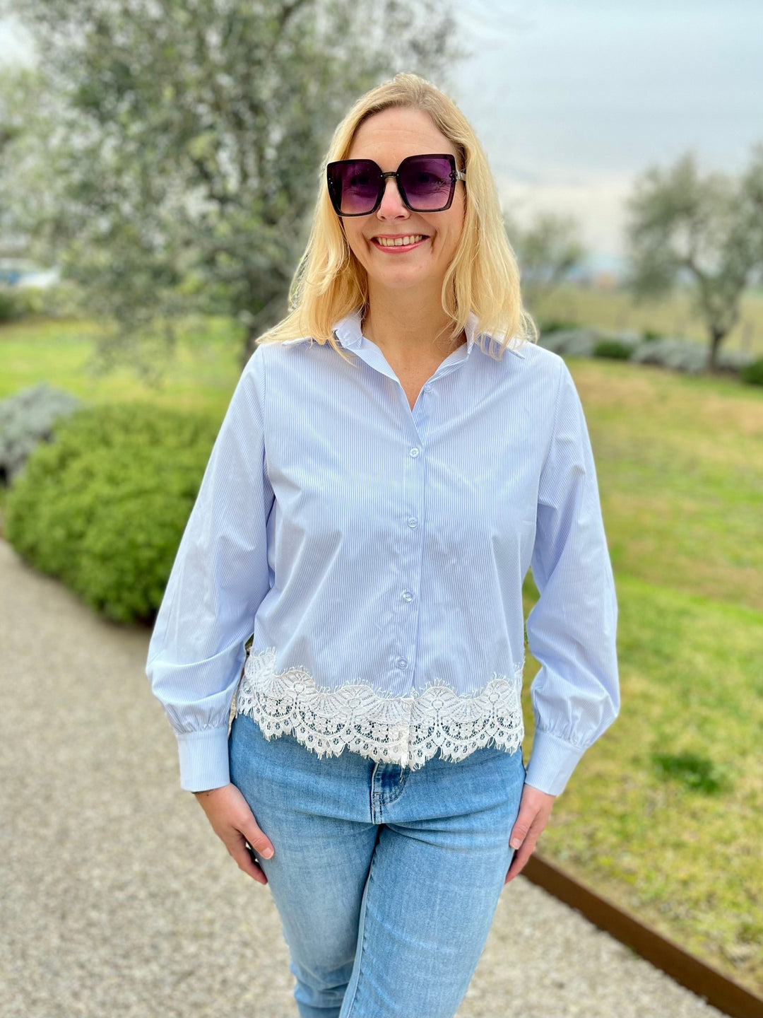 Streifenbluse mit Spitze, hellblau von Bella Vita - Mode & Lifestyle