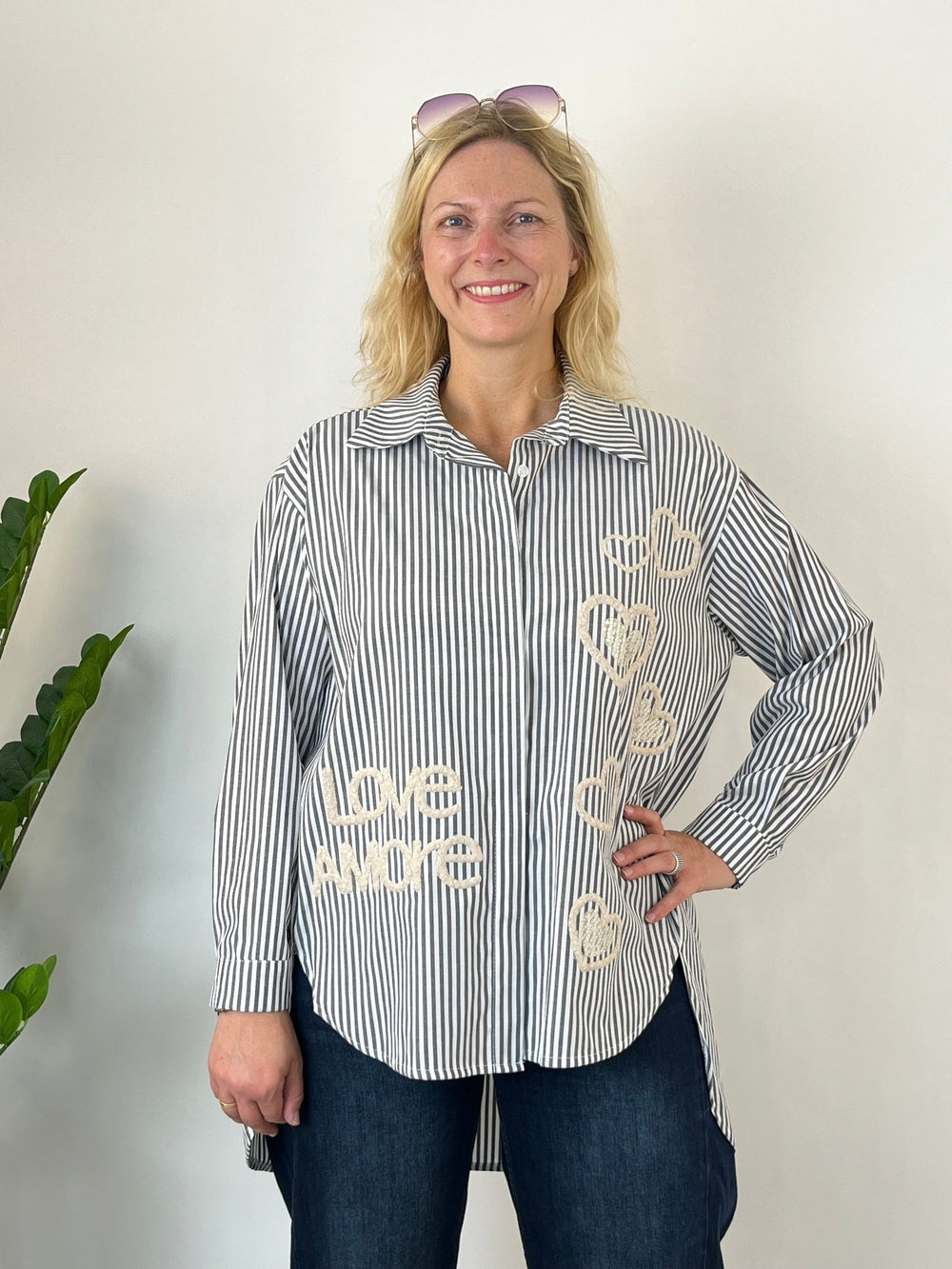 Frontalansicht grau-weiße Bluse mit vertikalen Herzaufnähern und Love AMORE Text