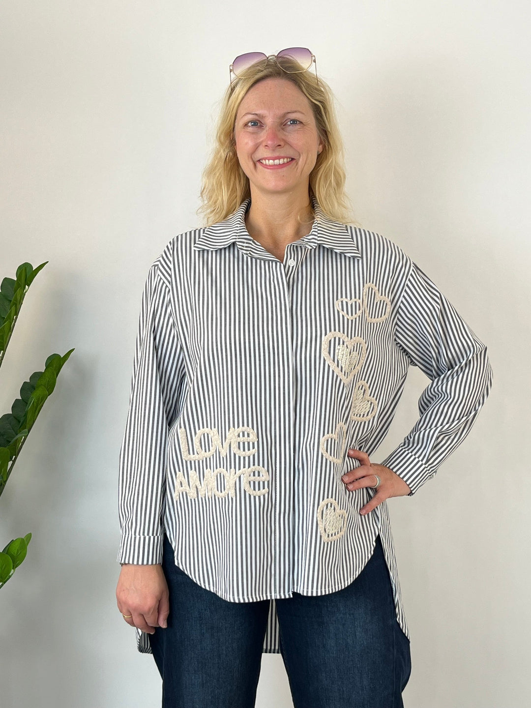 Frontalansicht grau-weiße Bluse mit vertikalen Herzaufnähern und Love AMORE Text