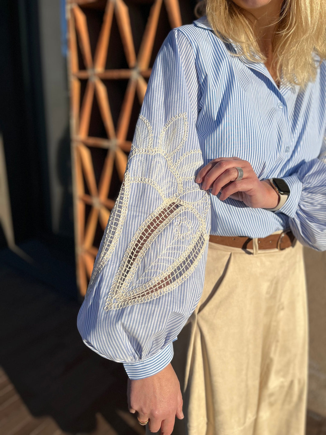 Streifenbluse mit Stickerei, hellblau von Bella Vita - Mode &amp; Lifestyle