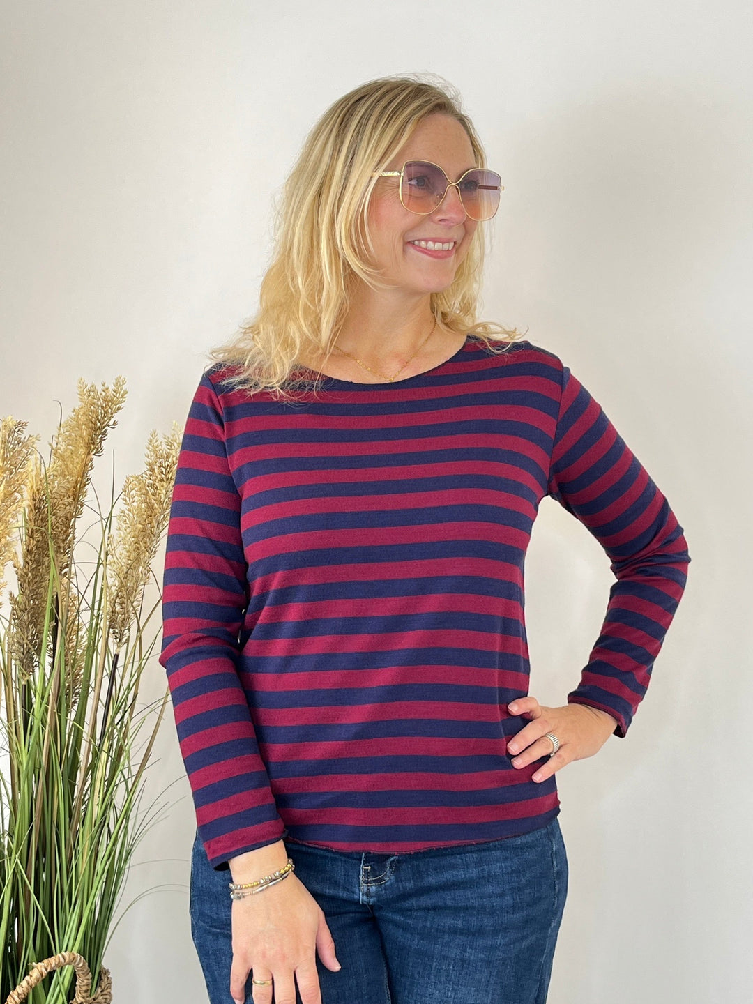 Bordeaux- und marineblauer Viskose-Woll-Streifenpullover, Frontalansicht
