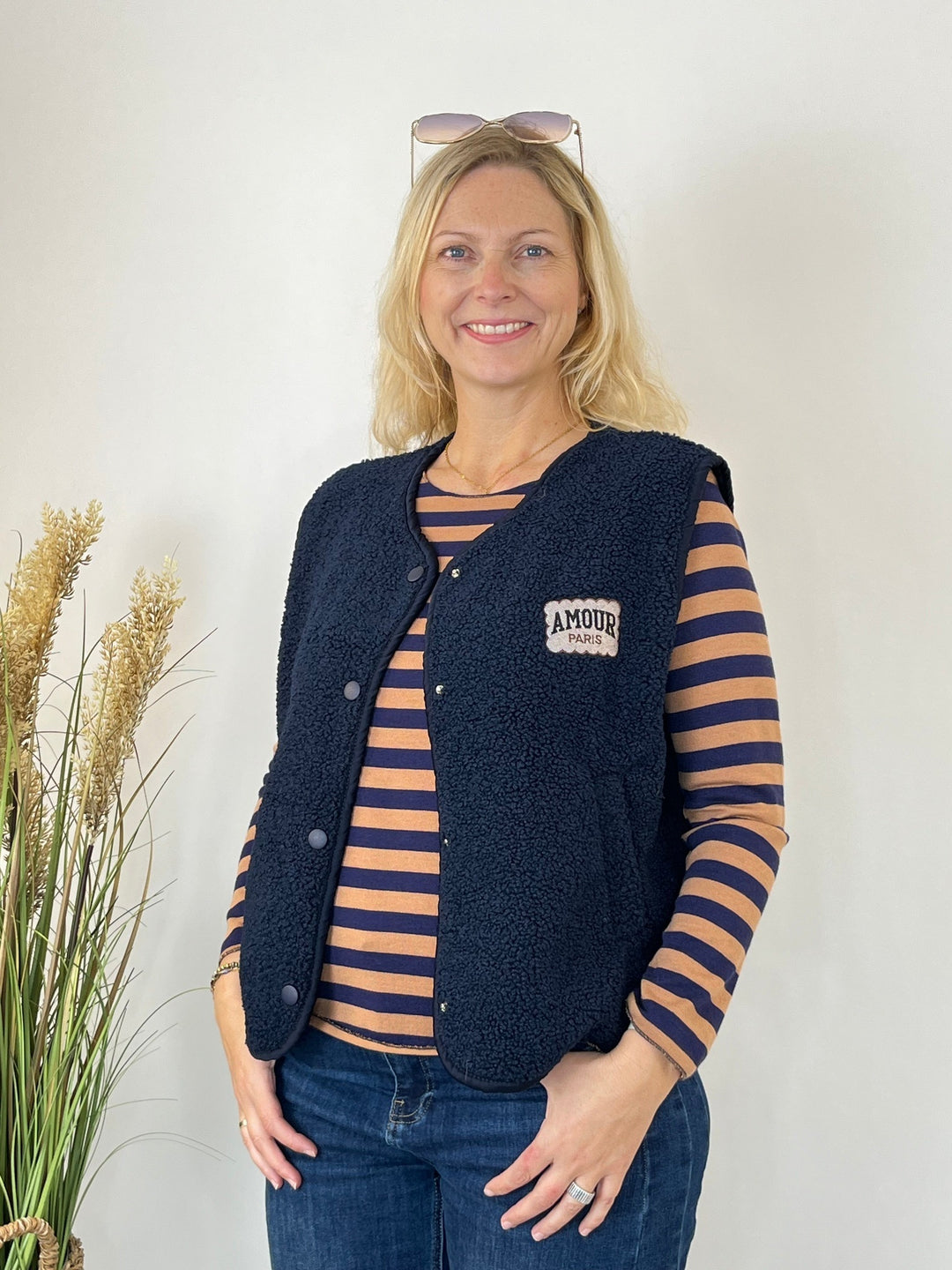 Streifenpullover unter dunkelblauer Fleece-Weste