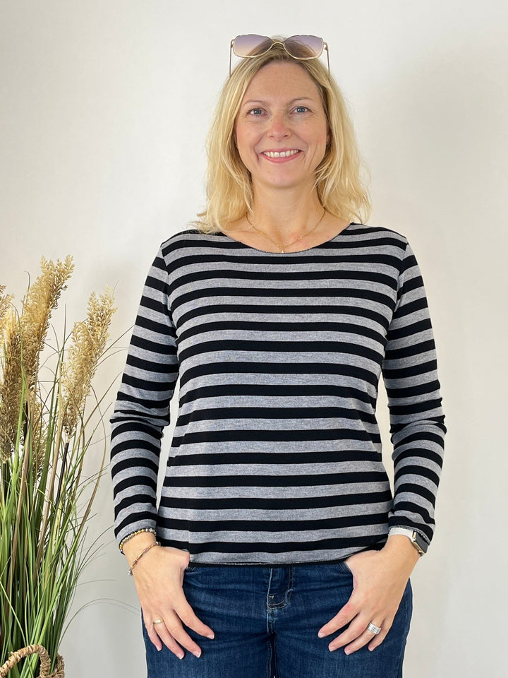 Grau-schwarz gestreifter Strickpullover mit Rundhals und weicher Viskose-Wollmischung