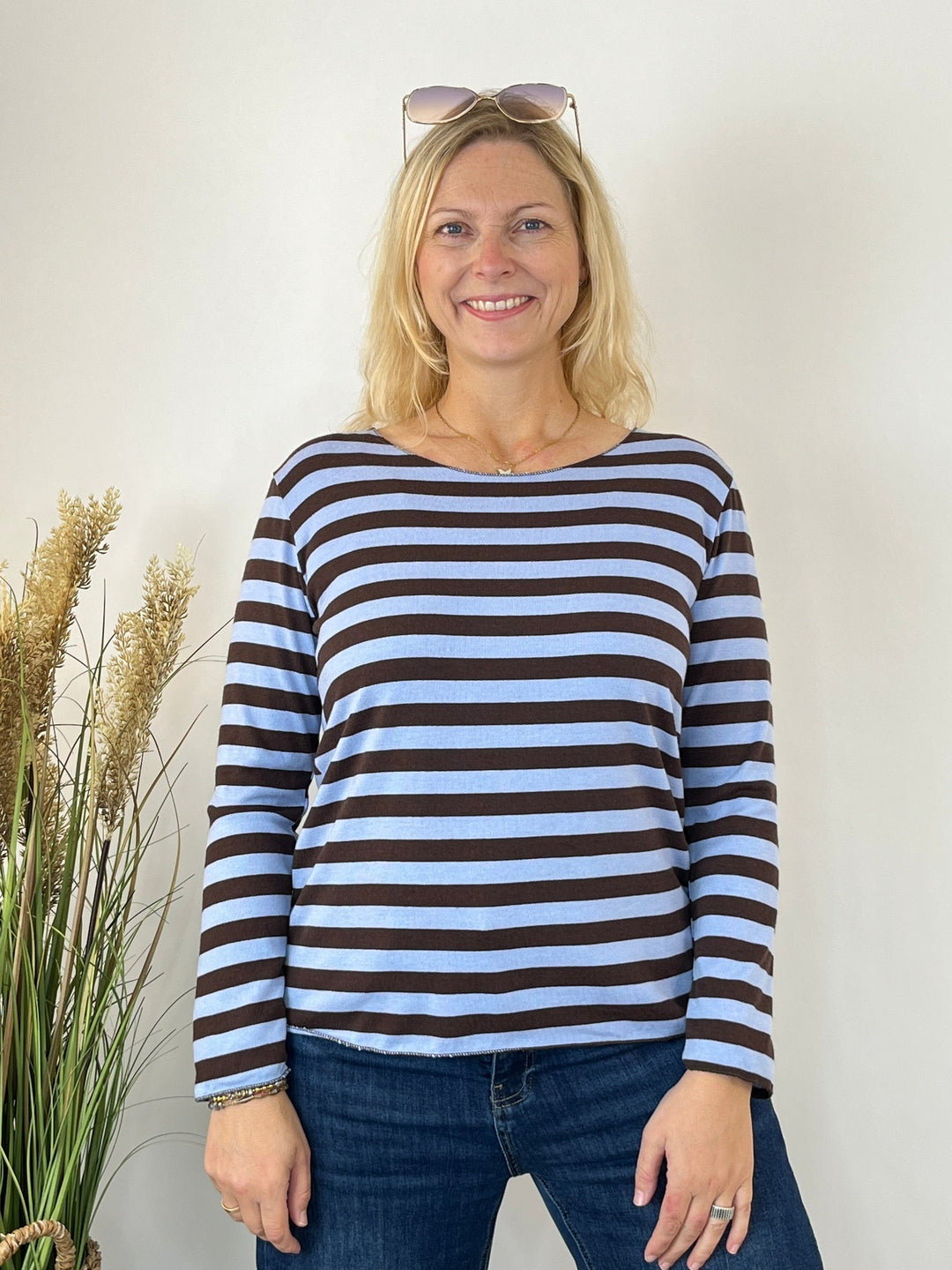 Lässiger hellblauer Streifenpullover aus Viskose-Wollmischung für den Alltag