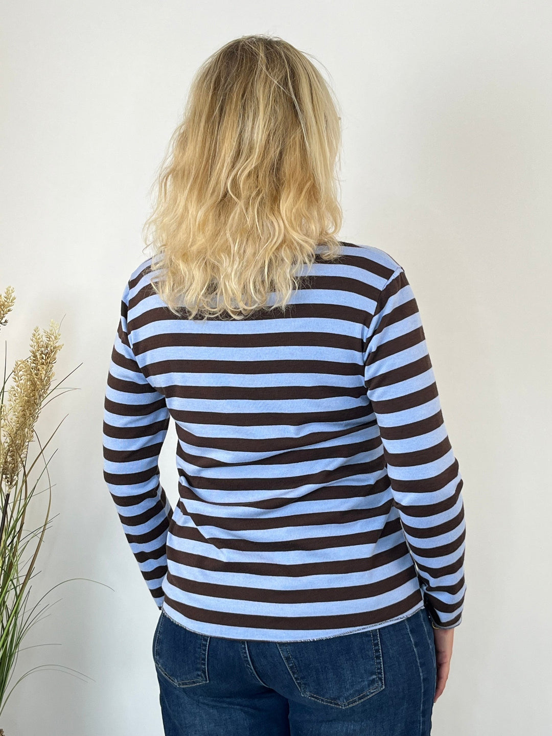 Hellblau-braun gestreifter Strickpullover mit Rundhalsausschnitt und Raw-Hem-Saum