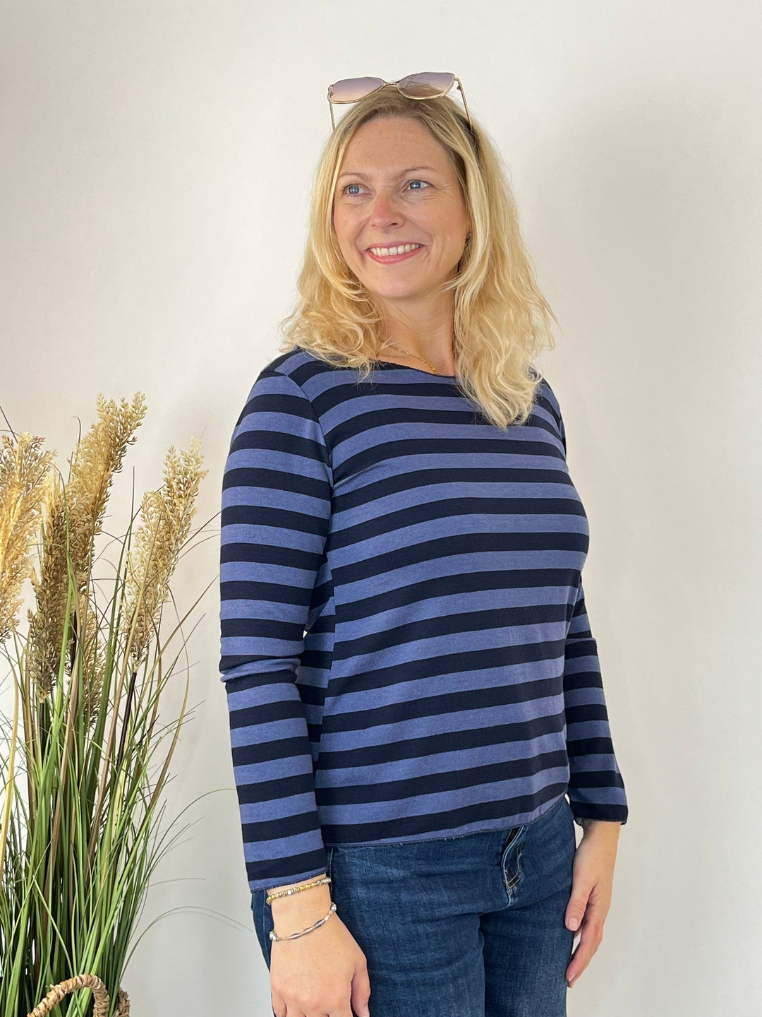Seitenansicht des weichen Viskose-Wollmischung Pullovers