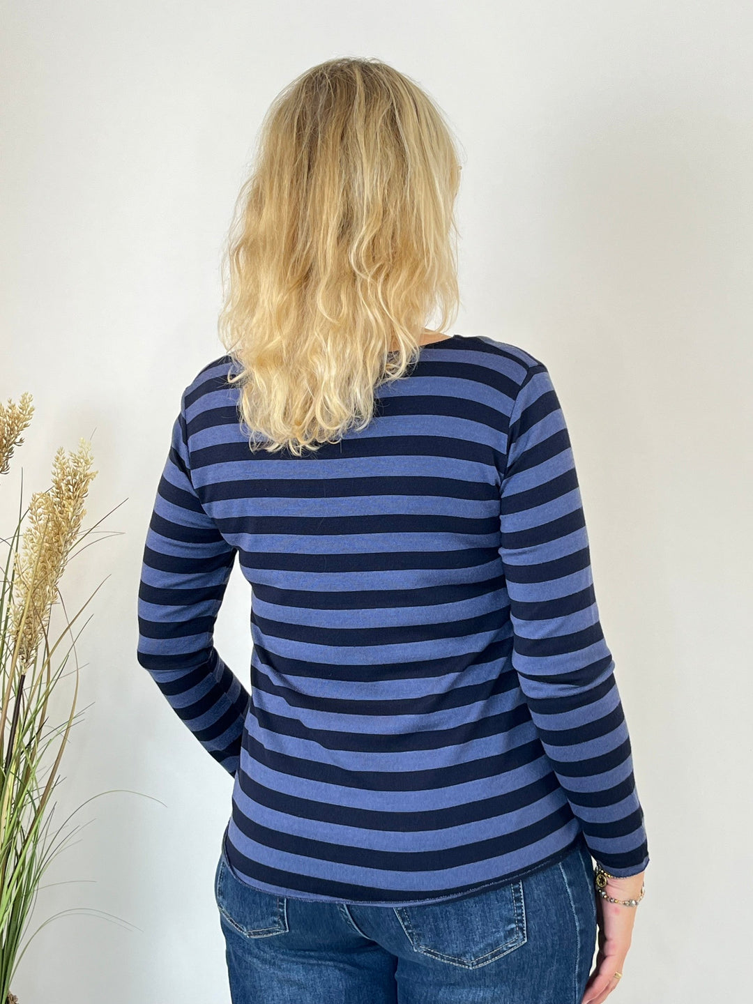 Rückansicht des Jeansblauen Streifenpullis mit durchgehendem Muster