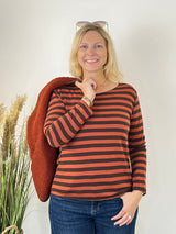 Strickpullover mit Streifendesign, passend zur flauschigen Rostbraunen Weste