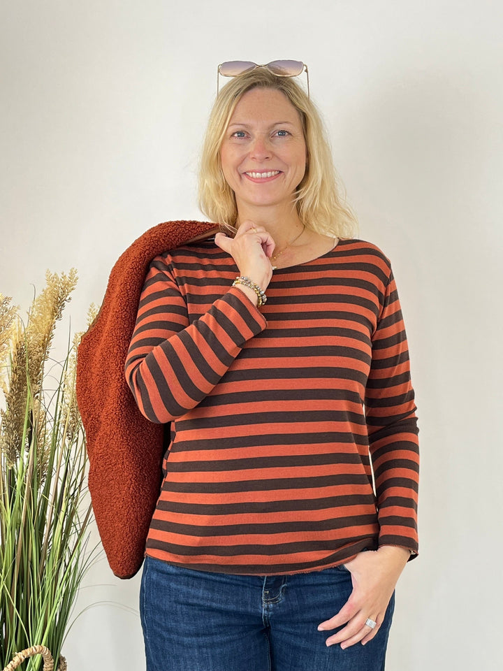 Strickpullover mit Streifendesign, passend zur flauschigen Rostbraunen Weste