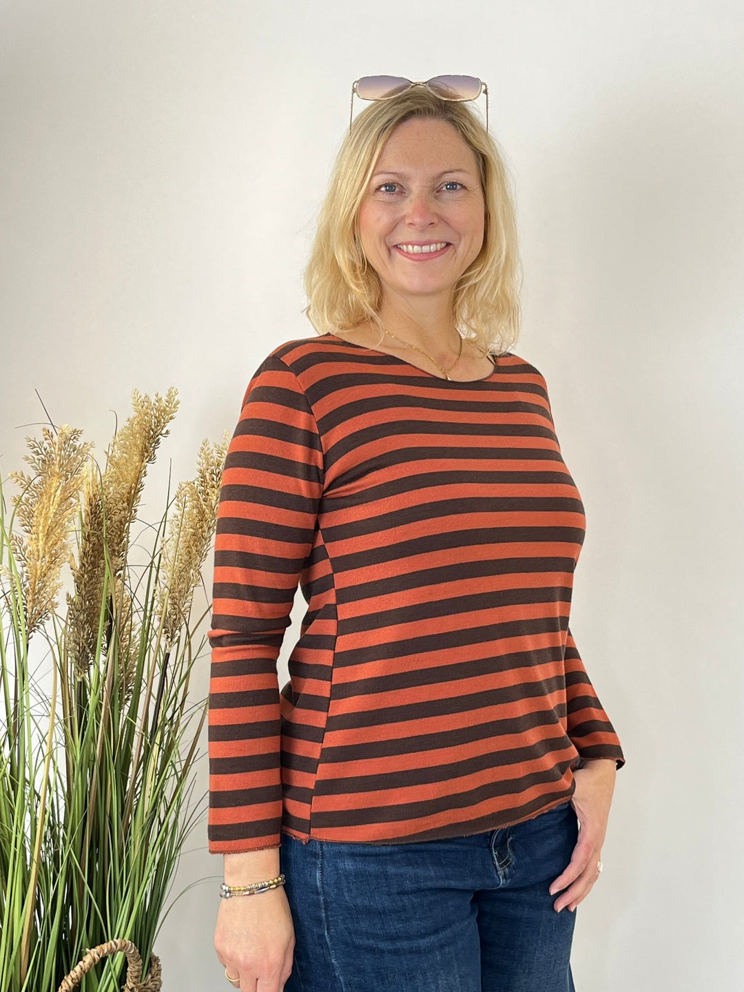 Rostrot-braun gestreifter Strickpullover mit Rundhals und lässiger Passform