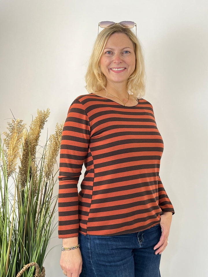 Rostrot-braun gestreifter Strickpullover mit Rundhals und lässiger Passform
