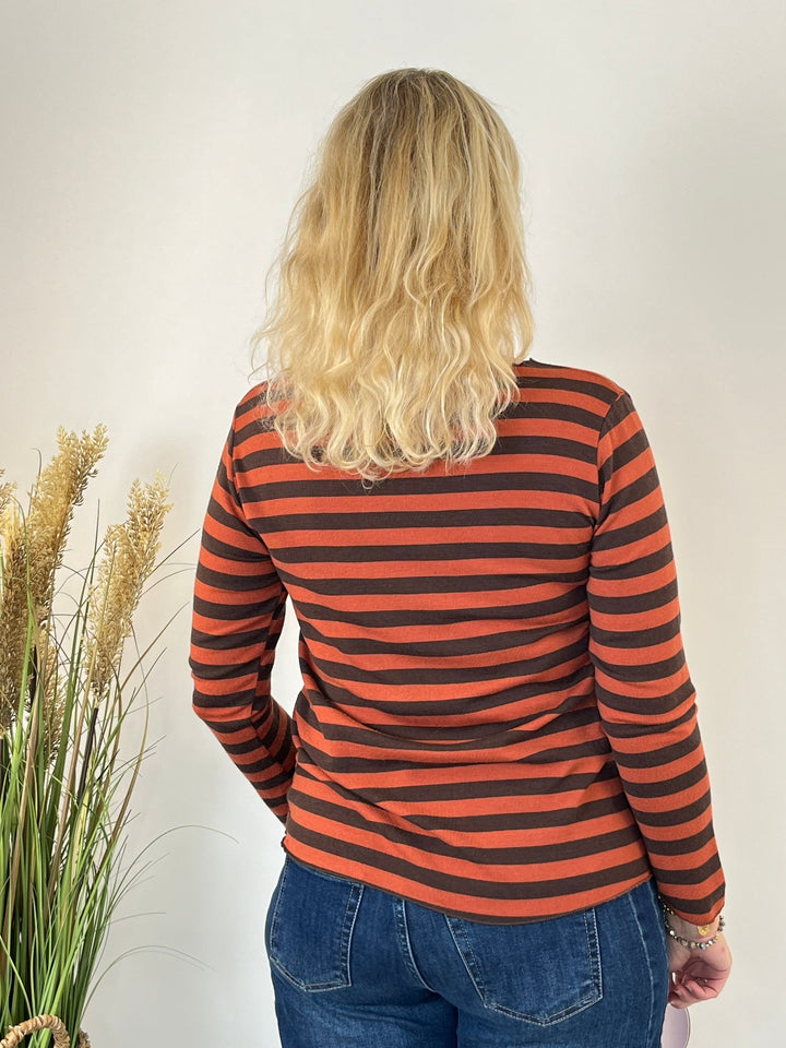 Rückansicht des rostrot-braun gestreiften Strickpullovers im lässigen Look