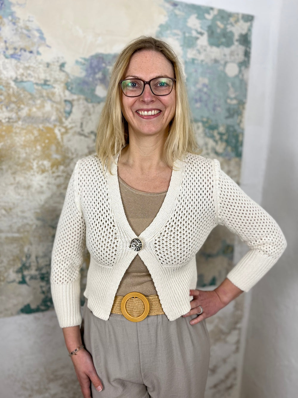 Strickjacke, Ajourmuster mit Knopf von Bella Vita - Mode & Lifestyle