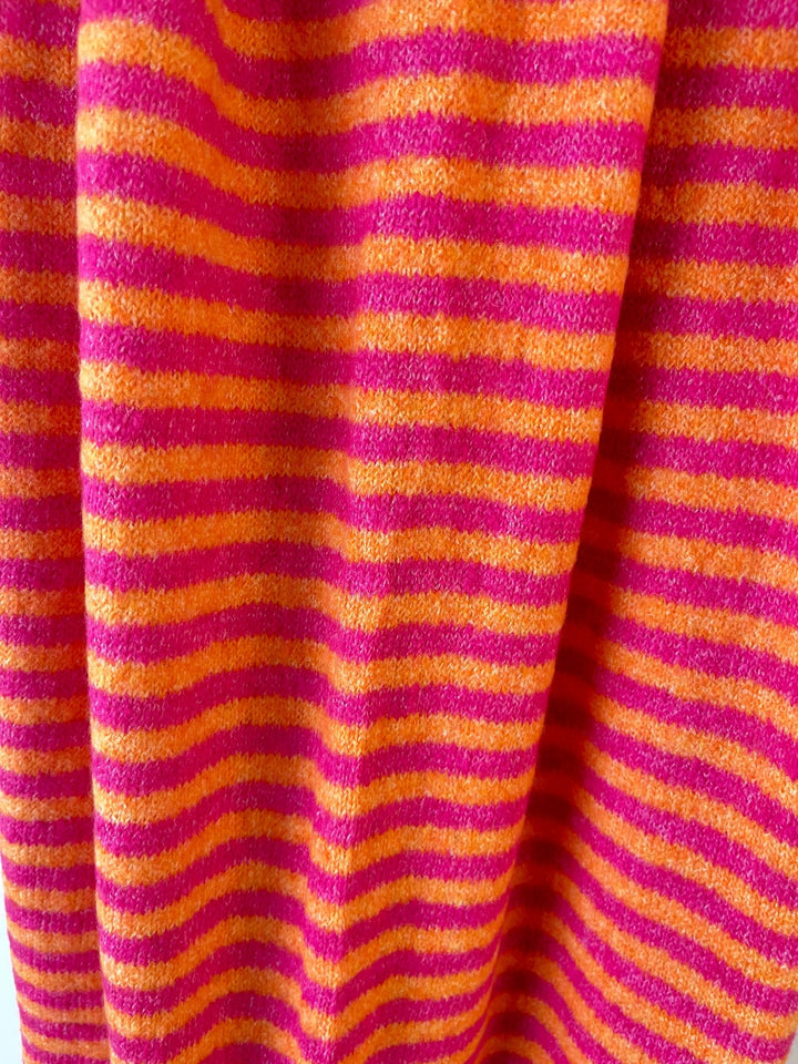 Pink-orange gestreifter Wollschal am Mannequin, Vollansicht mit Rippkante