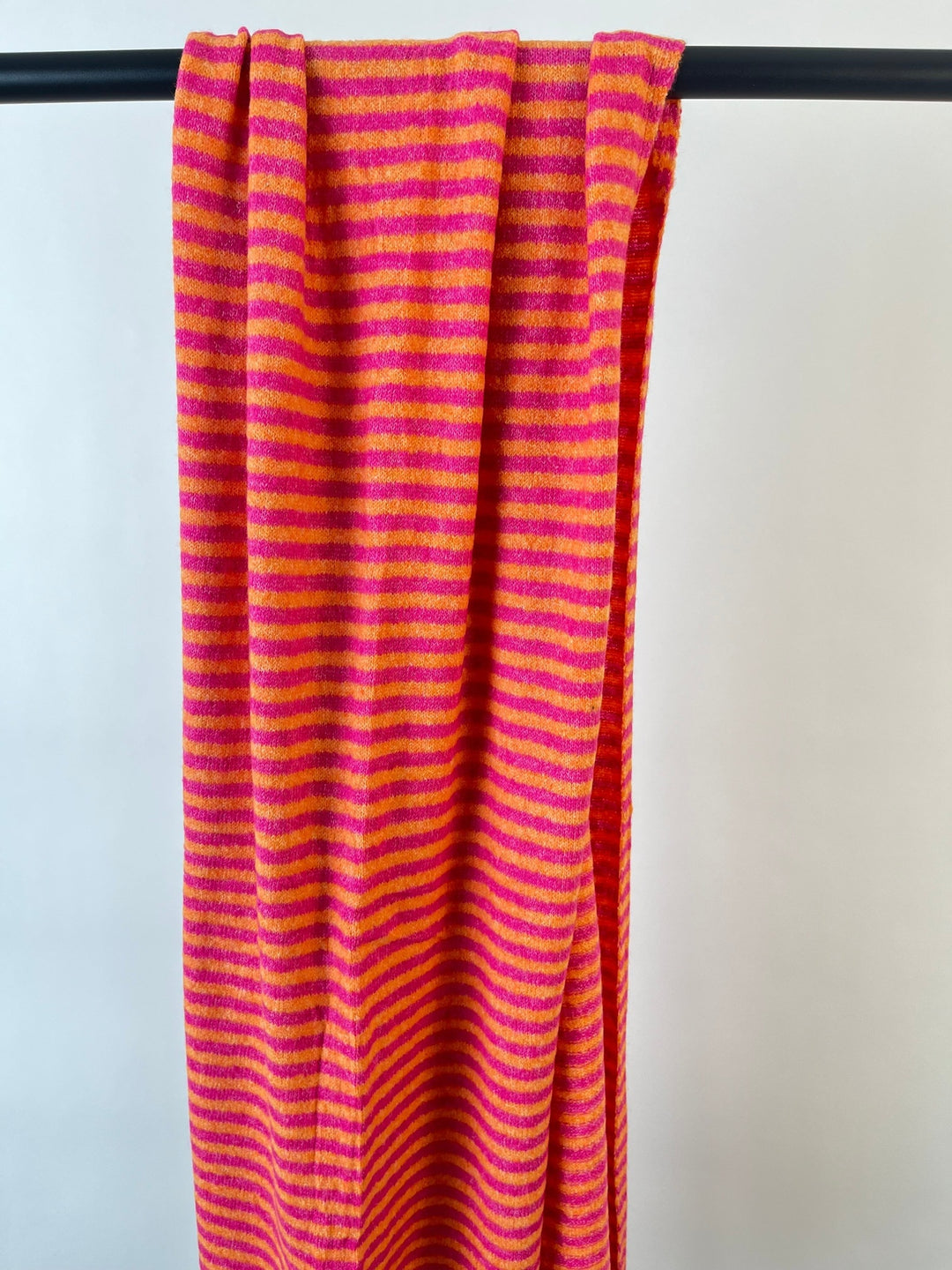 Gestrickter Happy Stripes Schal in Pink und Orange, vertikale Ansicht