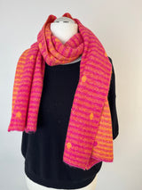 Drapiertes pink-oranges Strickmuster-Schal am Hals eines Mannequins