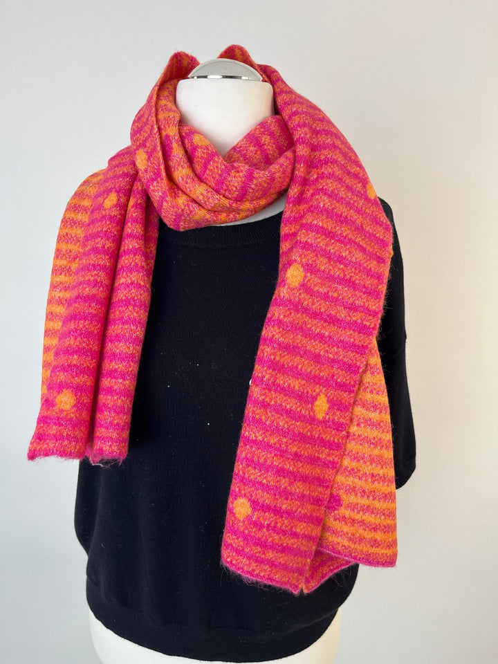Drapiertes pink-oranges Strickmuster-Schal am Hals eines Mannequins