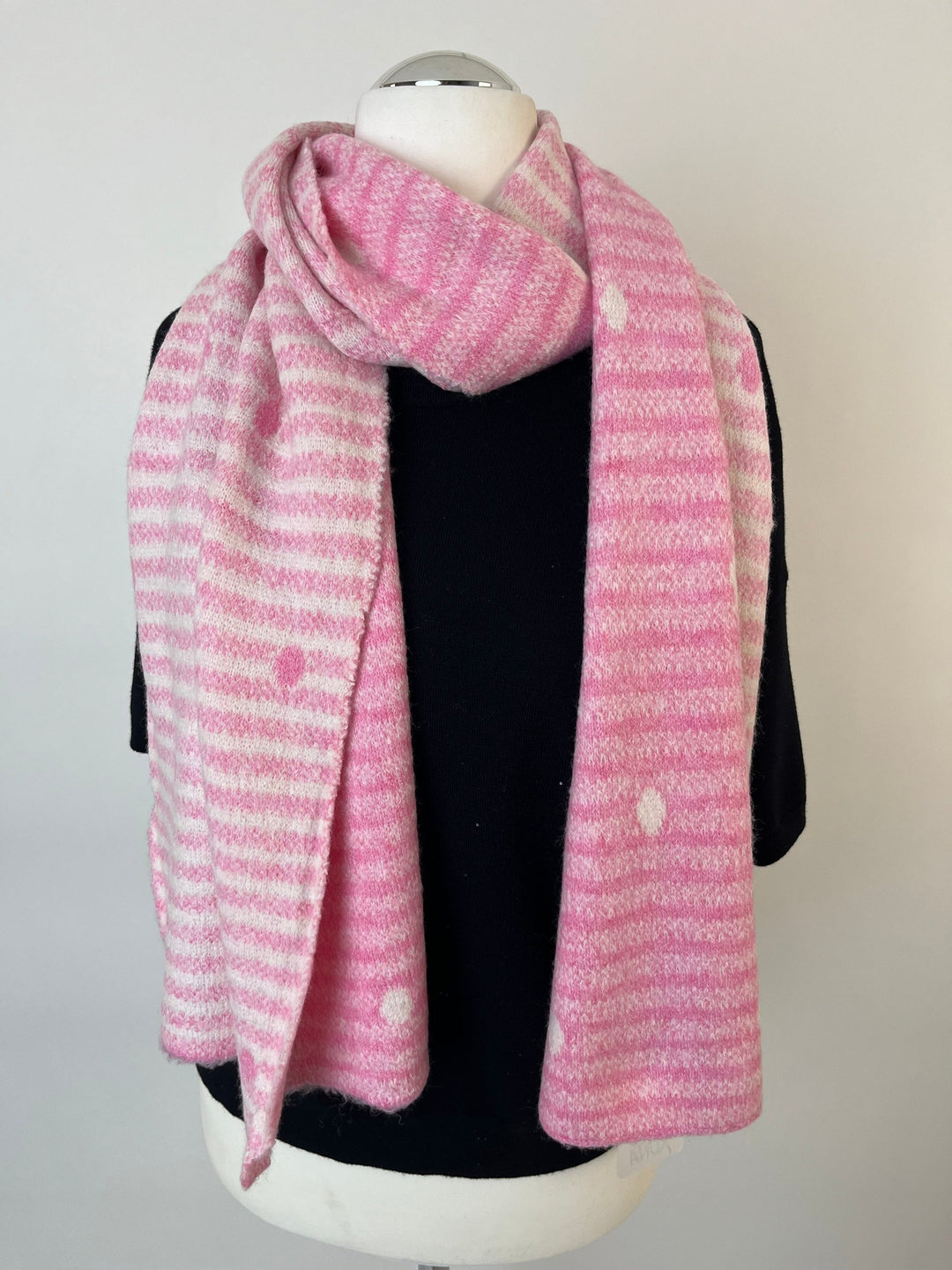 Rosa-ecru Strickschal mit Streifen und Punkten am Mannequin