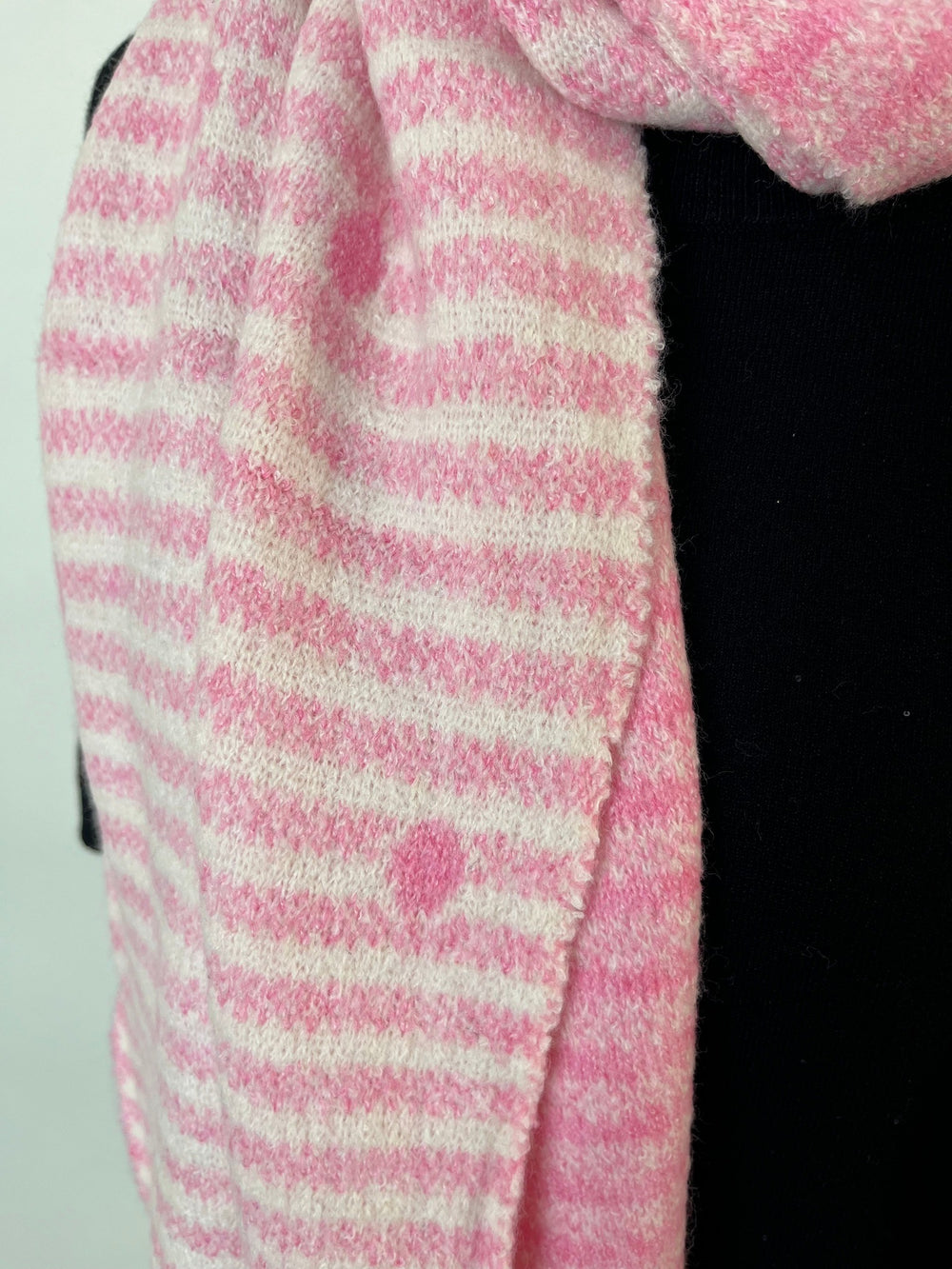 Detailansicht flauschige Textur und Punktmuster des Schals