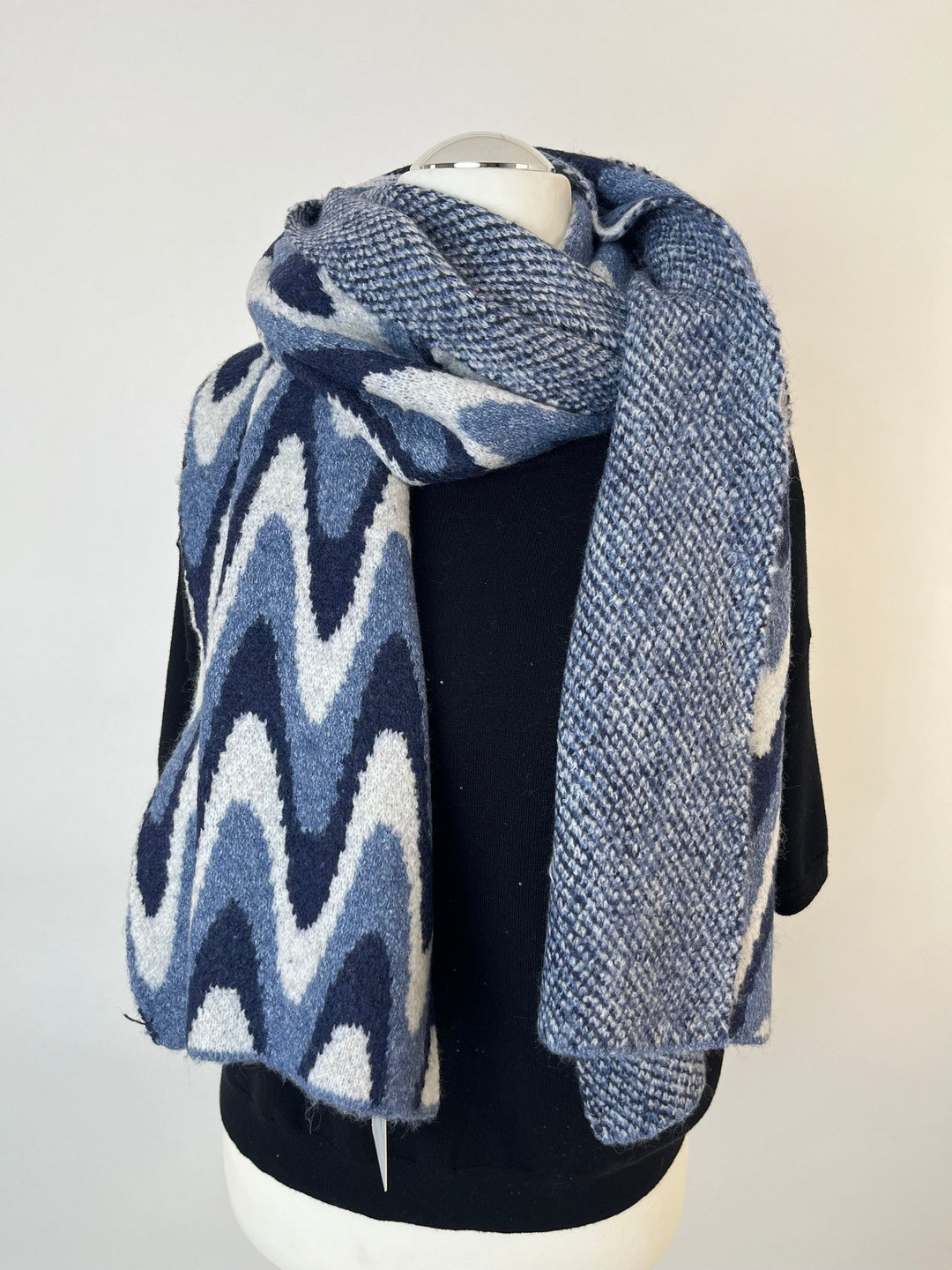 Blauer Zigzag-Strickschal am Hals eines Mannequins, zweites Muster sichtbar