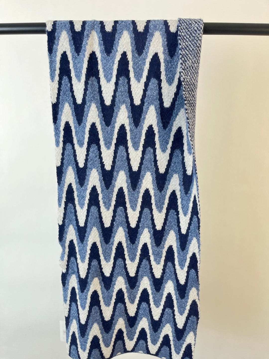 Jeansblauer Strickschal mit Zickzackmuster und kontrastierendem Rand